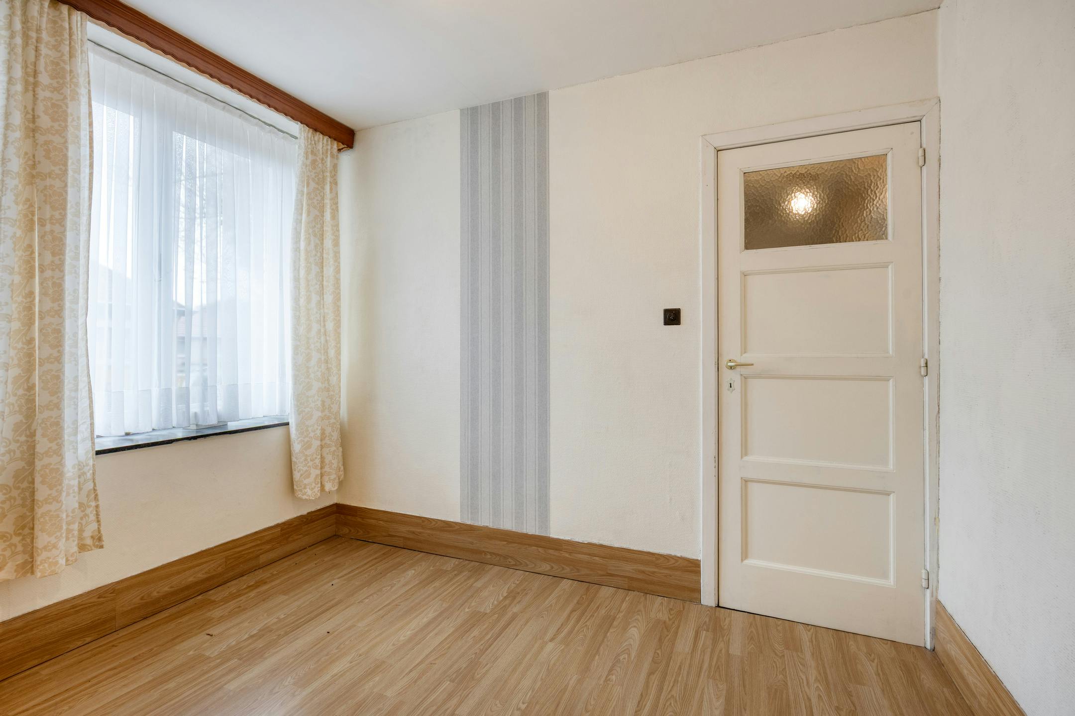 Te renoveren woning met zonnige tuin in Genk foto 16