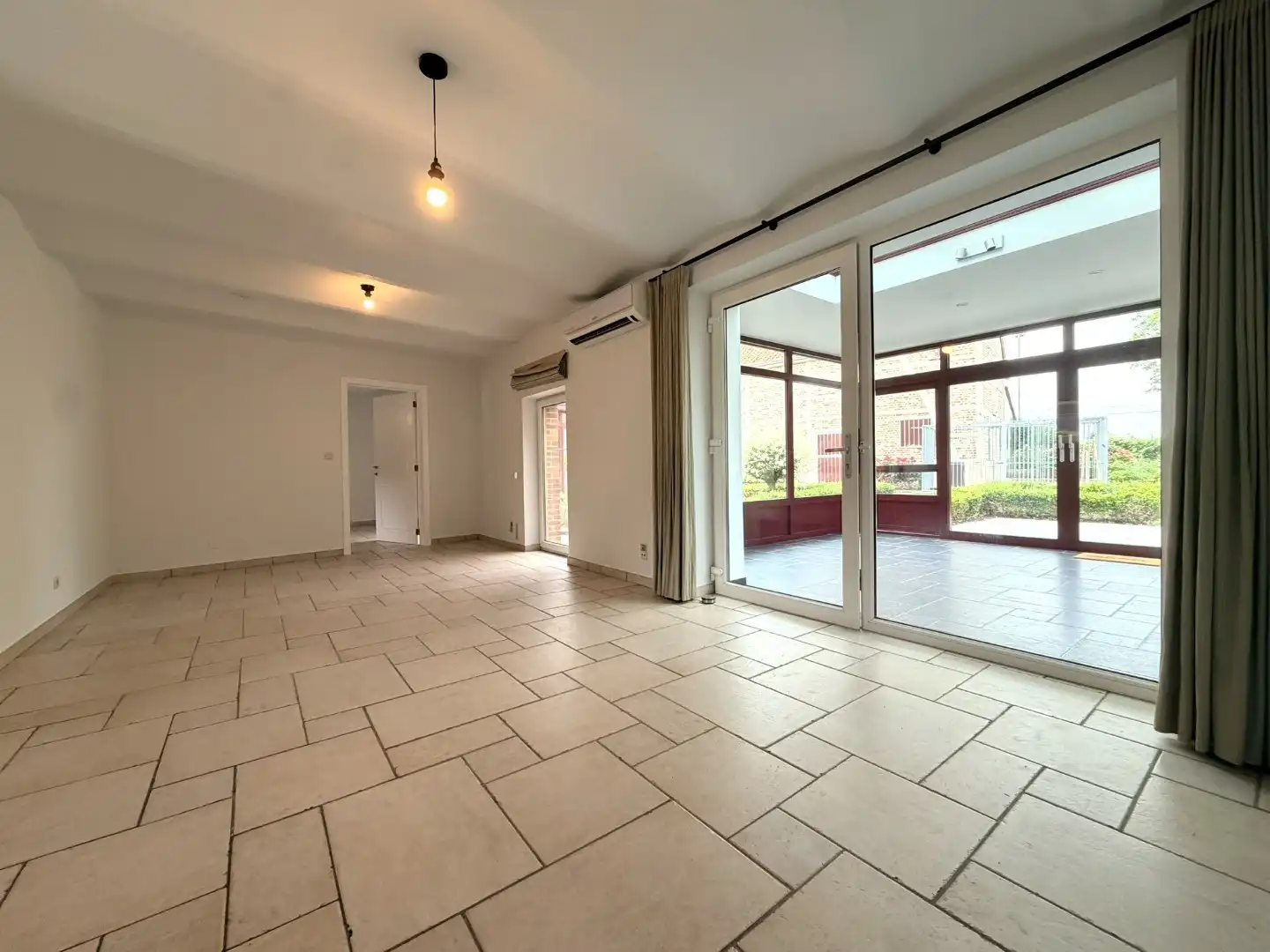 Bijzonder charmante benedenwoonst met 1 slaapkamer, veranda, terras en twee autostandplaatsen foto 10