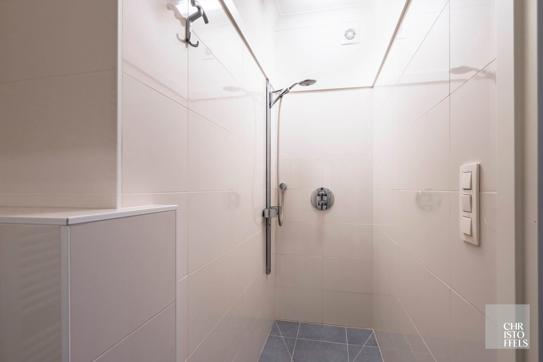 Exclusief villa-appartement (183m²) met privé tuin gelegen in een afgesloten park met buitenzwembad. foto 26