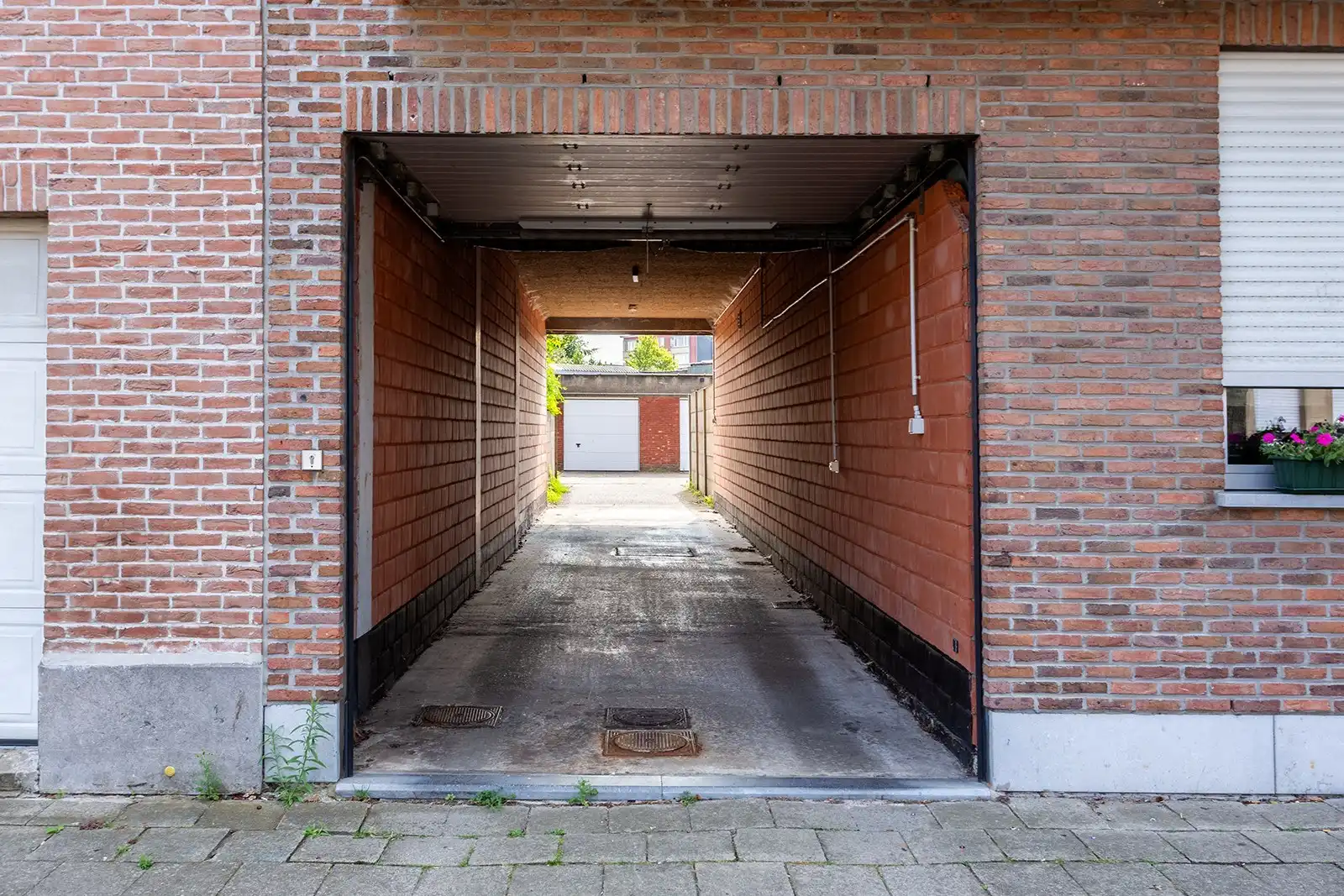 Opbrengsteigendom met 6 appartementen en 9 garageboxen foto 4