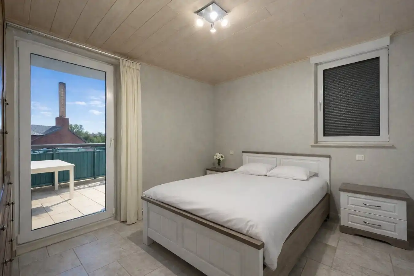 Ieper - Ruim en lichtrijk appartement met zonnig terras rondom foto 7