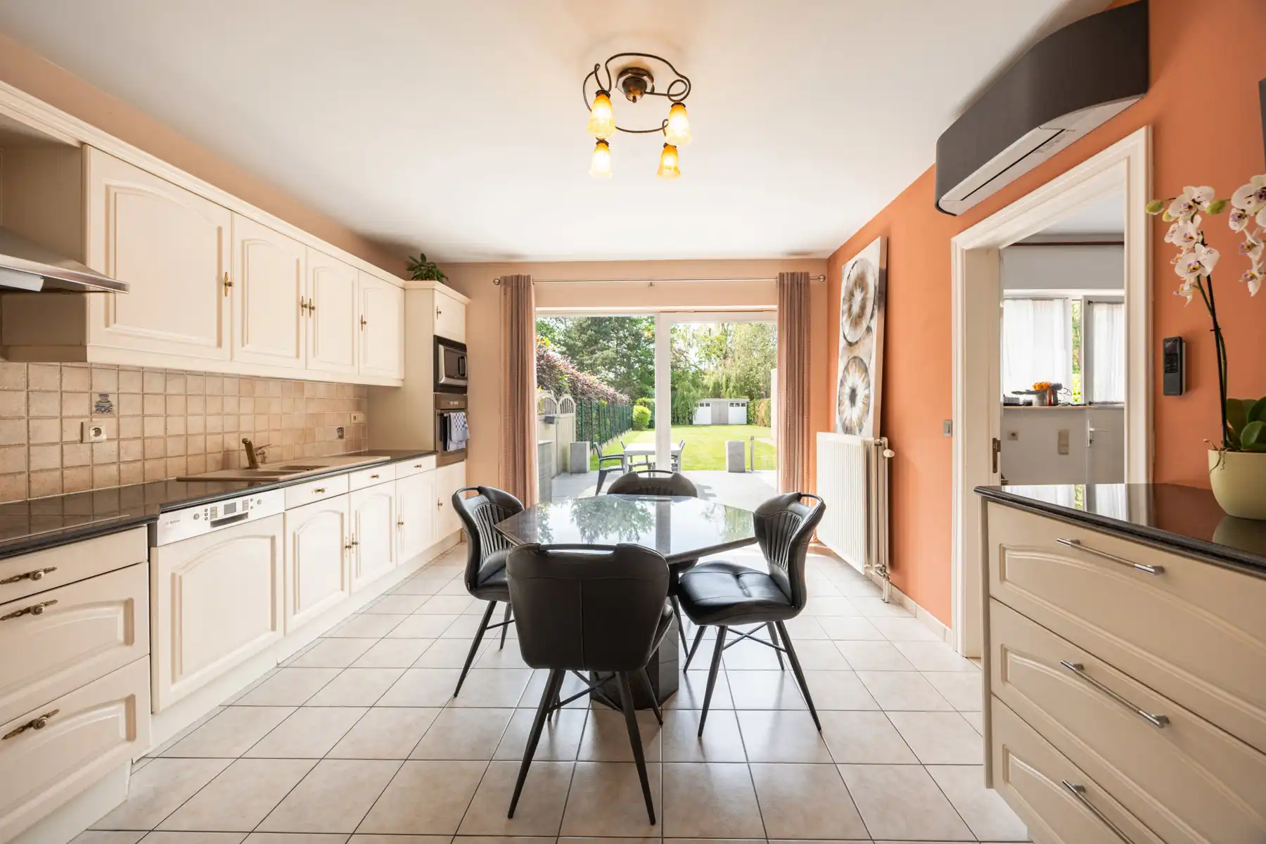 Energiezuinige, uitstekend onderhouden woning met mooie tuin foto 7