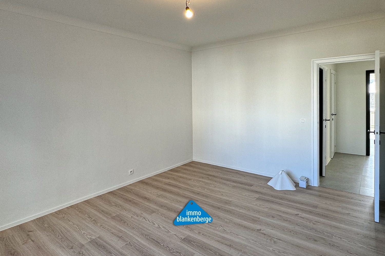 Modern Gerenoveerd Appartement met 2 Slaapkamers foto 16