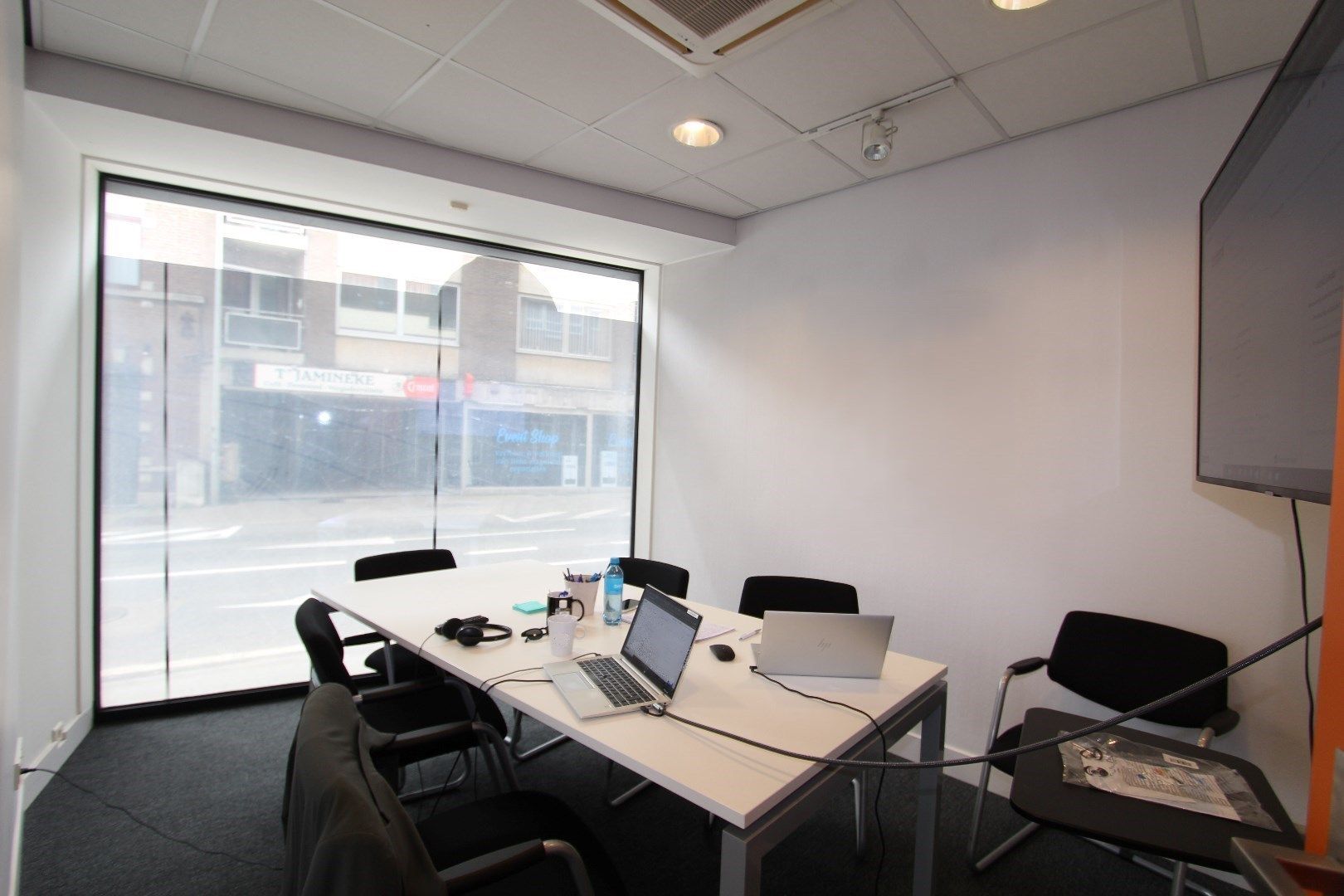 UITSTEKEND GELEGEN HANDELSPAND - MODERN INGERICHT EN INSTAPKLAAR foto 4