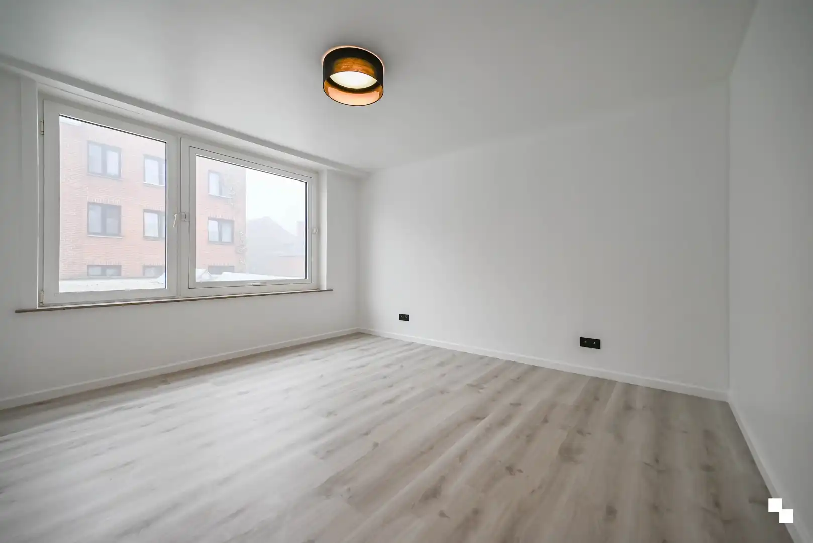 Gerenoveerd appartement met twee slaapkamers & airco in centrum Izegem foto 10