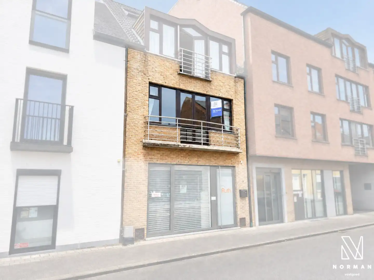 Lichtrijk en energiezuinig appartement met 2 slaapkamers, terras en garage te koop in centrum Kuurne! foto {{pictureIndex}}