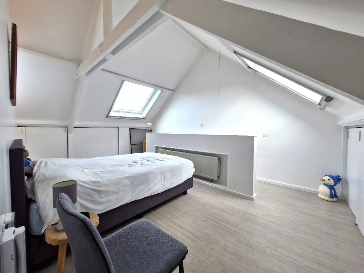 Knap gerenoveerde woning met uitzonderlijk lichtinval in het hartje van Heist foto 15