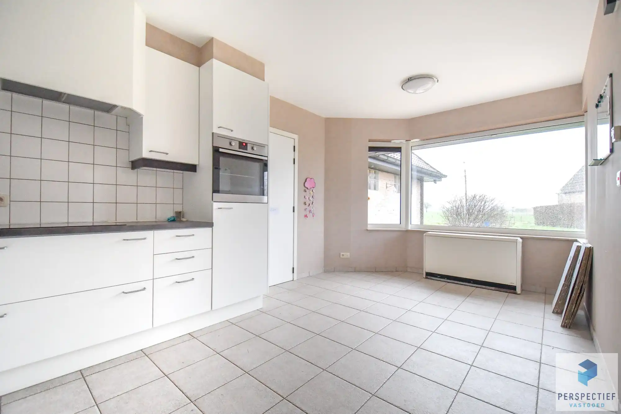 Opvallend ruime en lichtrijke villa met 5 slpks en grote tuin in een landelijke omgeving foto 3