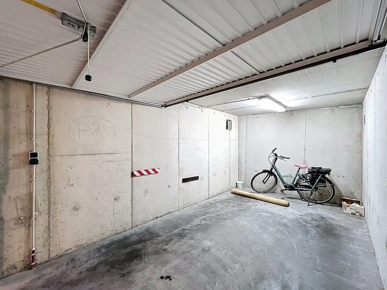 Makkelijk inrijdbare, afgesloten garagebox, gelegen op het gelijkvloers. foto 6