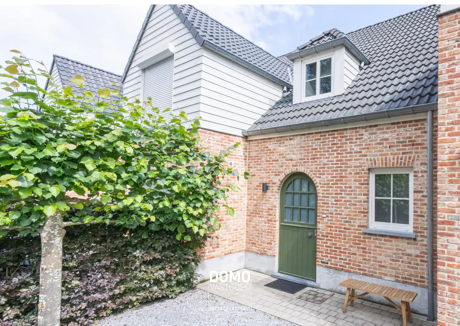 Landelijk wonen in stijl: instapklare pastorijwoning met prachtige tuin in Thiewinkel foto 2