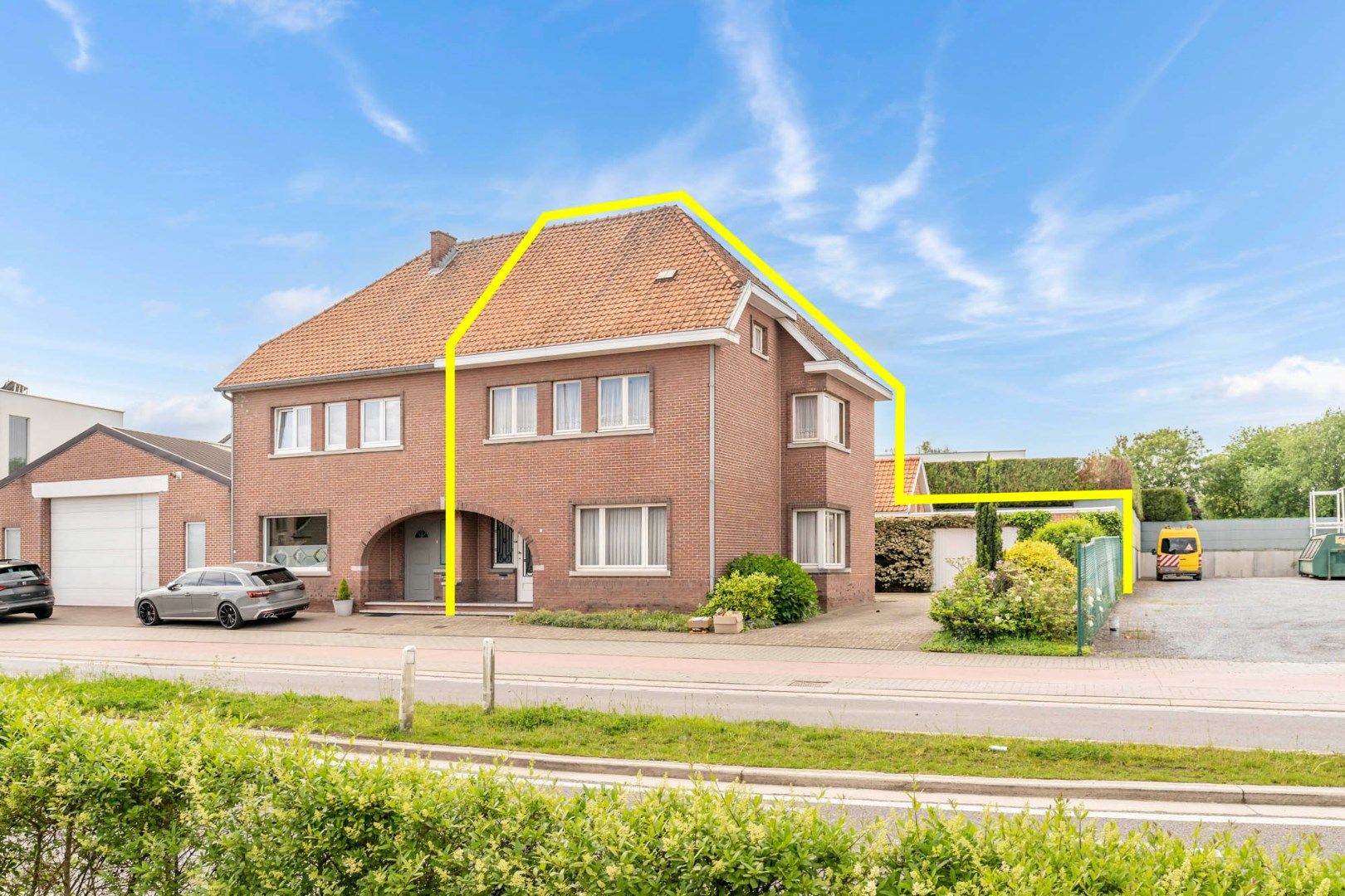 IN OPTIE - Te renoveren doch goed onderhouden woning met zeer ruime garage op 3a 53ca vlakbij het centrum foto 1