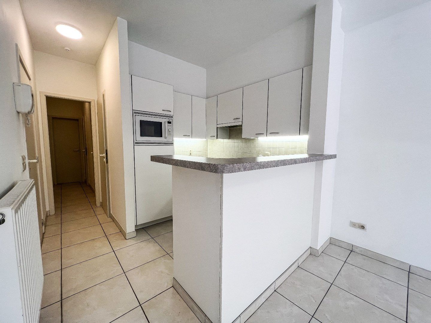  Ongemeubeld app. met parking gelegen op de Parmentierlaan in het centrum Knokke. foto 7