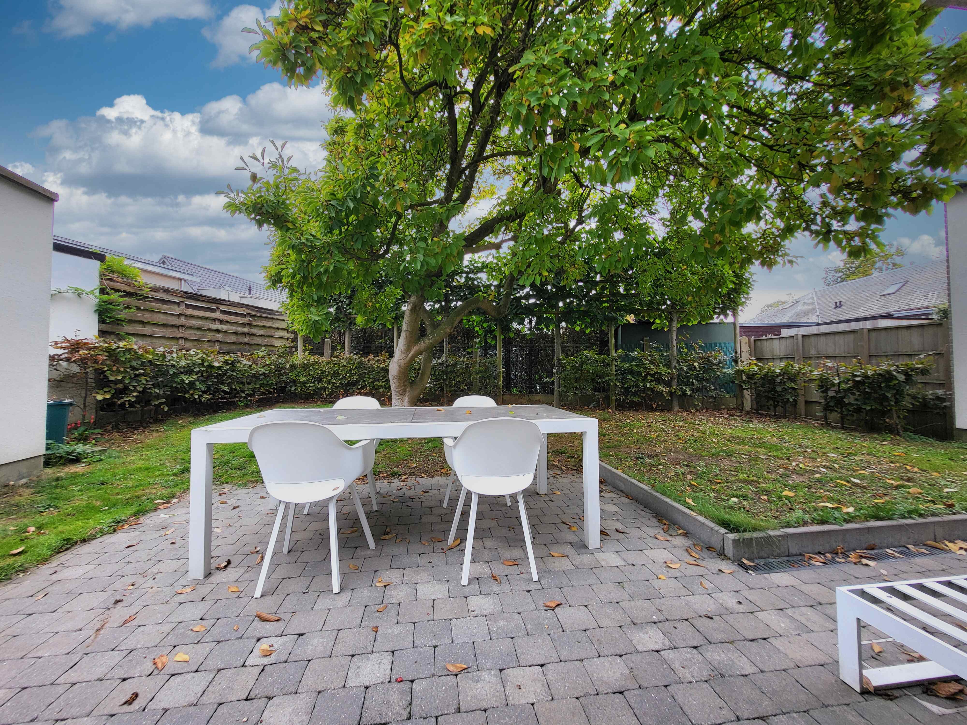 Prachtig gerenoveerde woning in 2015 op 428m² met zonnepanelen, zonnige tuin en 2 garages.  foto 5