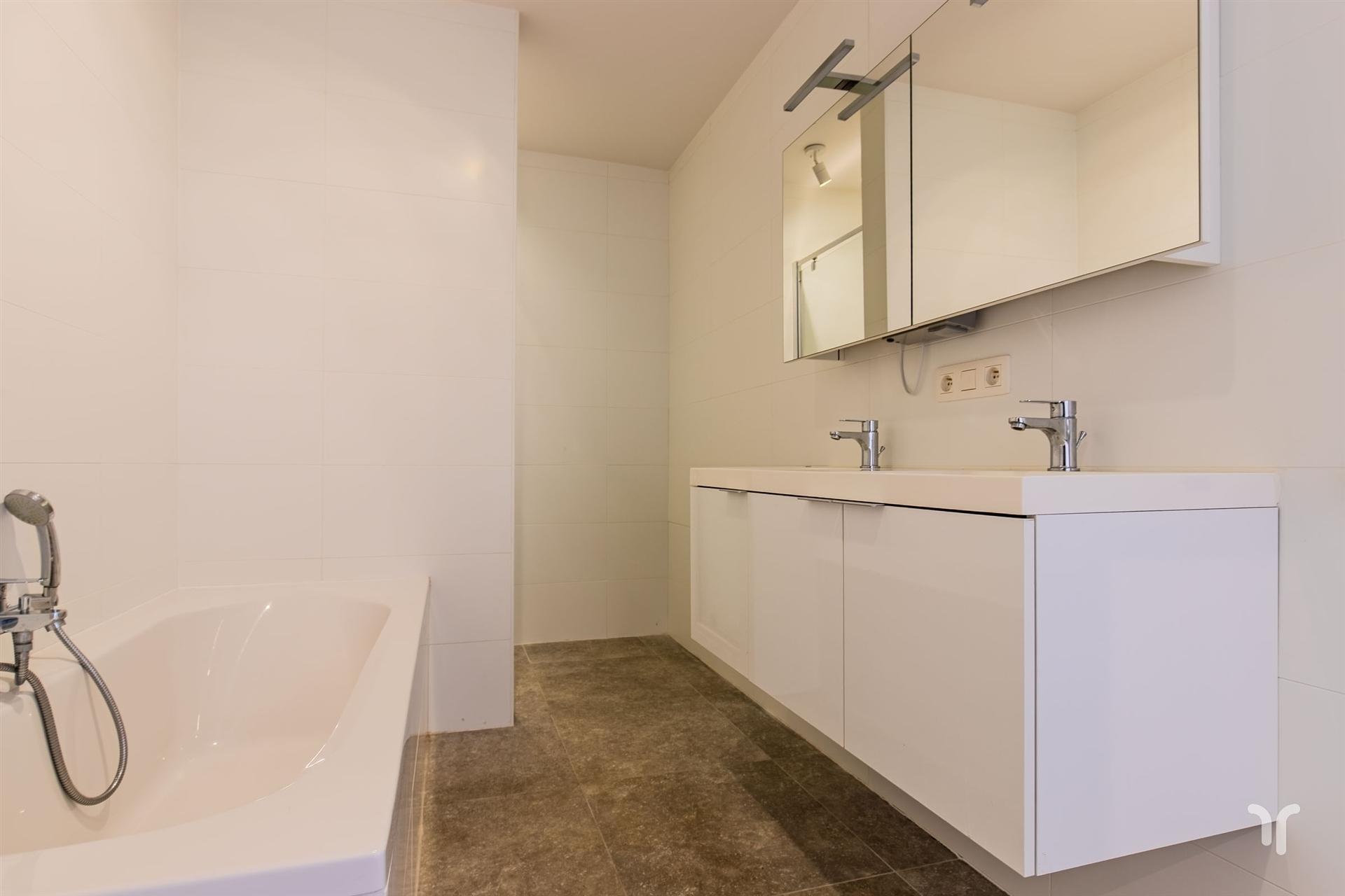 Recent (2017) en Instapklaar appartement met ultiem wooncomfort, goedgelegen te Roksem. foto 6