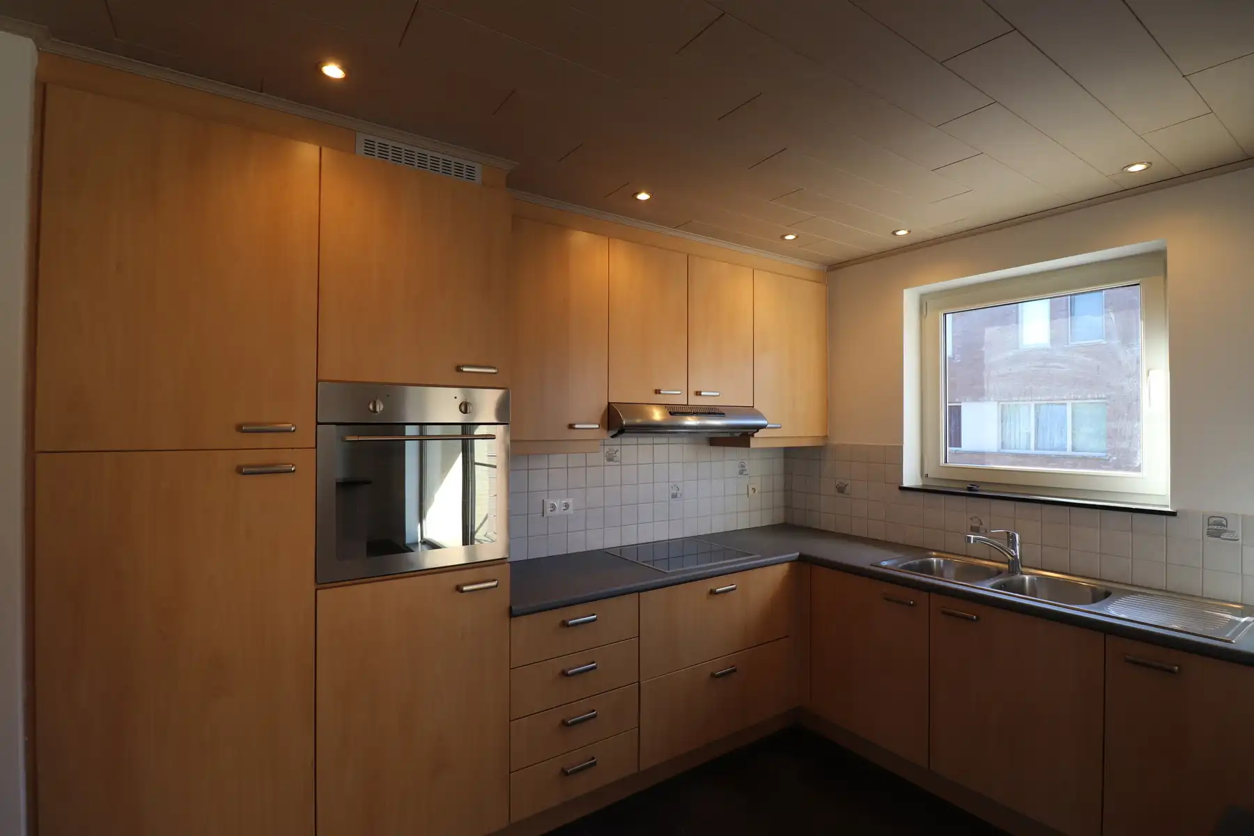 Ruim 2-slaapkamerappartement met terras en lift op de 1ste verdieping links met garage foto 6