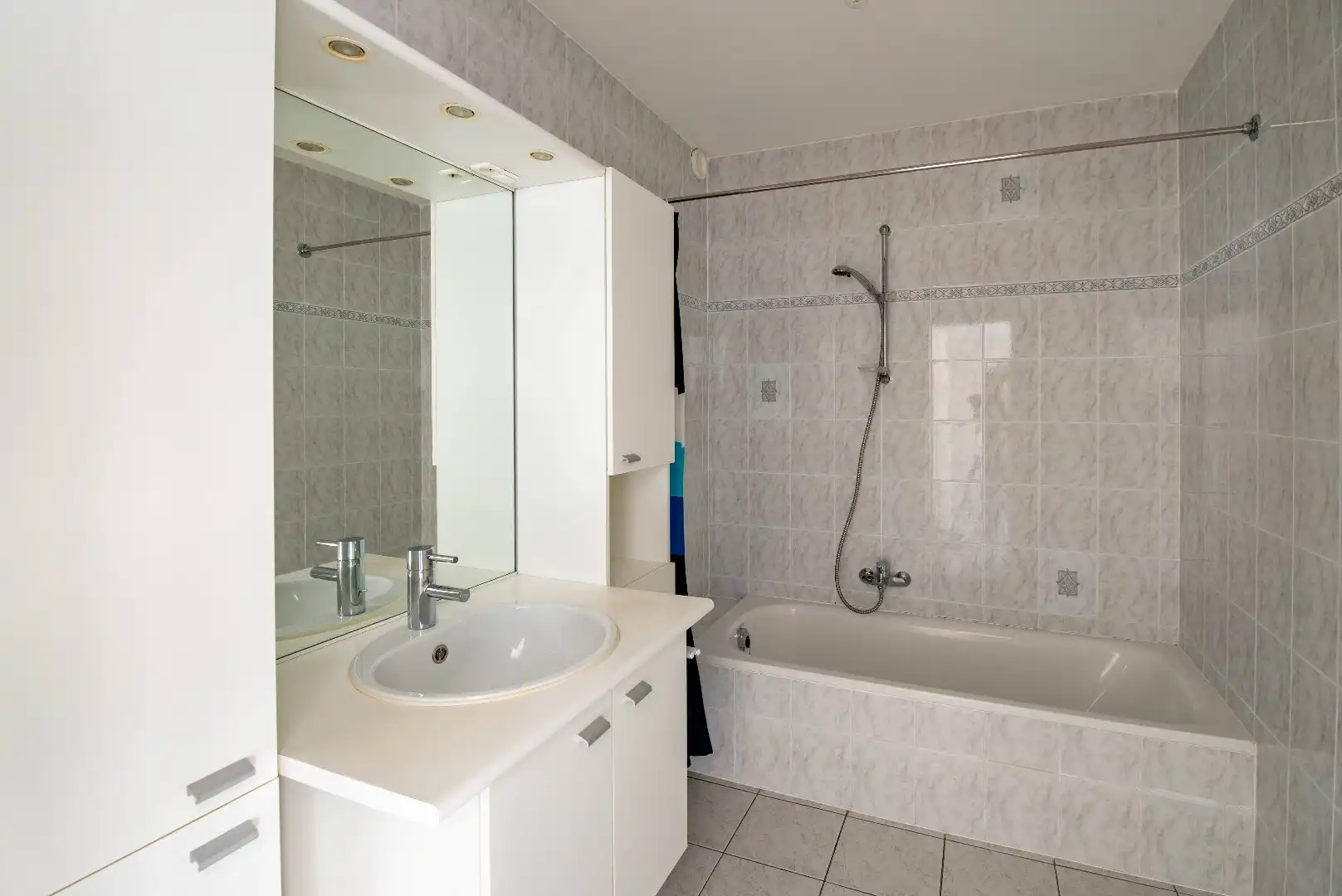 Lichtrijk appartement met mooi uitzicht, terras en garagebox foto 12