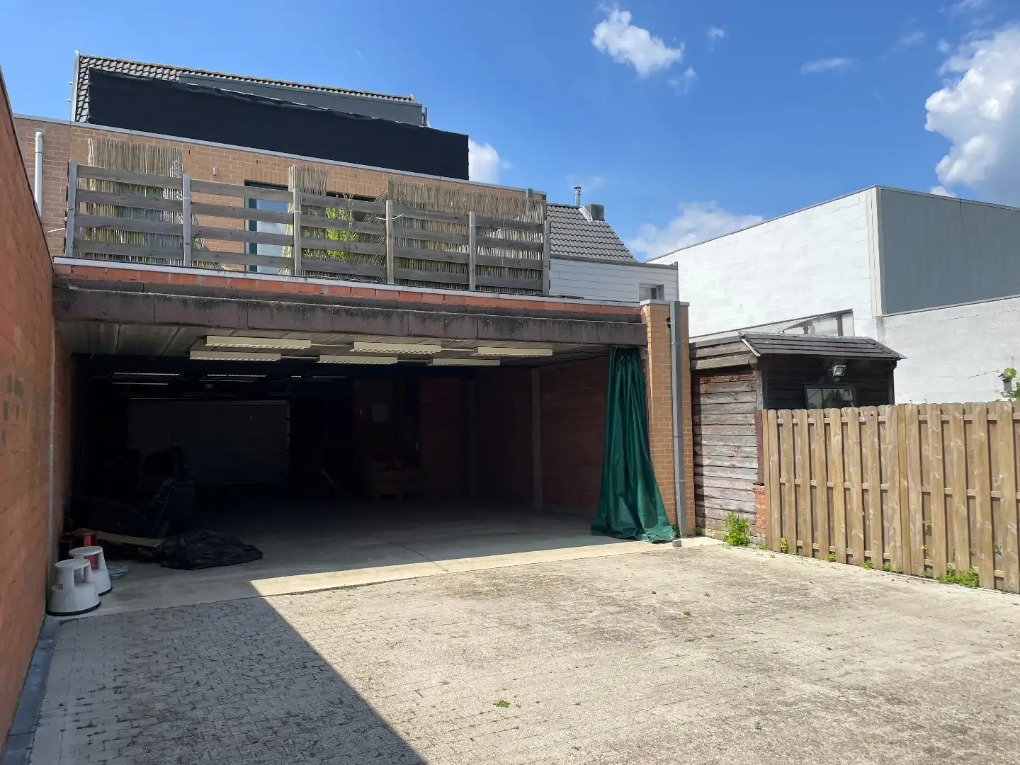 Ruime opslag- en garageruimte met buitenruimte foto 5