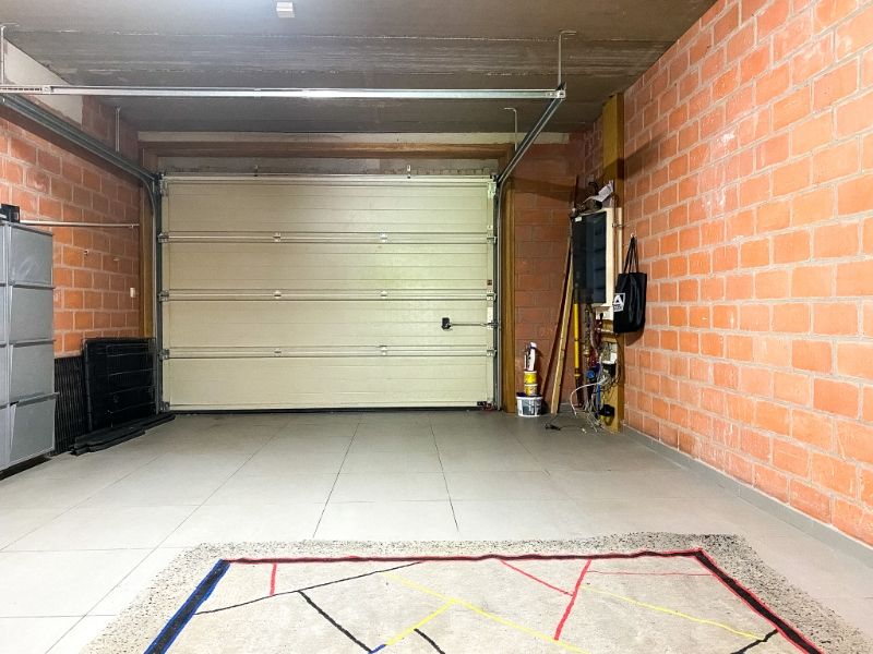 Recente en moderne gezinswoning met drie slaapkamers, garage en tuin foto 13