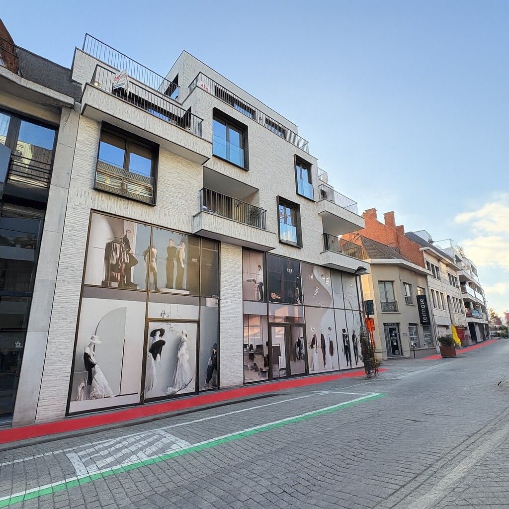 EXCLUSIEF EN LUXUEUS WONEN OP EEN BOOGSCHEUT VAN DE MARKT IN WAREGEM foto {{pictureIndex}}