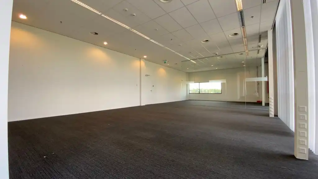 Instapklaar kantoor te huur nabij R8 in Kortrijk foto 4