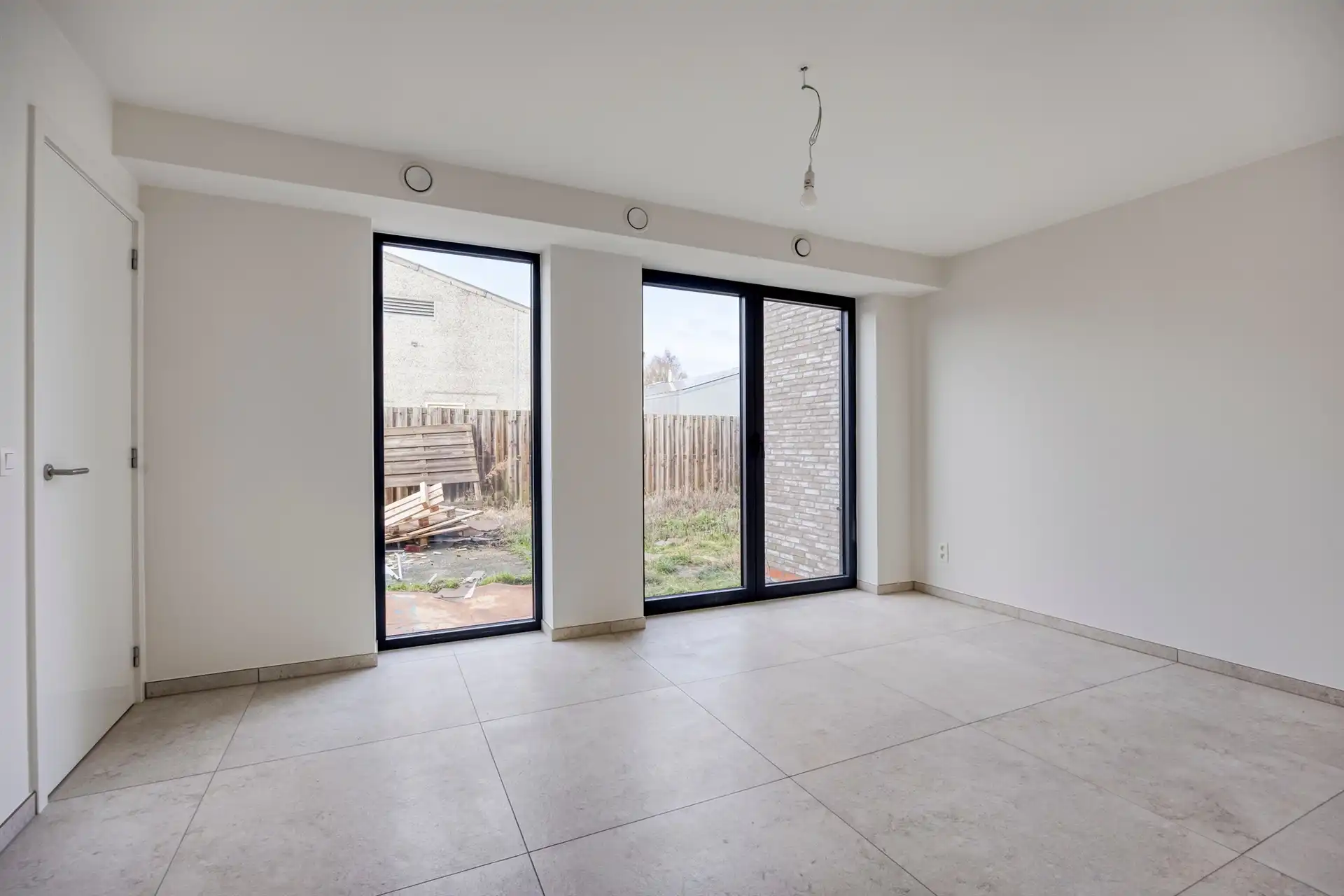 Commercieel gelegen, nieuwbouw praktijkruimte met wachtzaal en private parking! foto 3