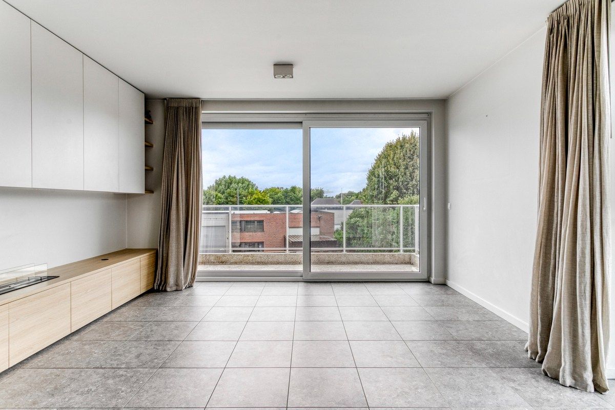 Dit modern afgewerkt appartement bevindt zich op de tweede verdieping van een recente residentie. foto 2