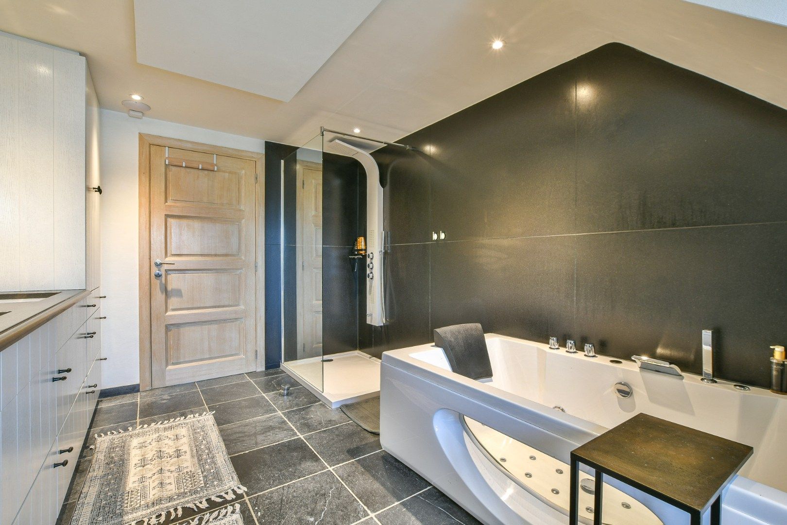 Prachtig gerenoveerde villa met charmante elementen in het centrum van Lissewege! foto 25