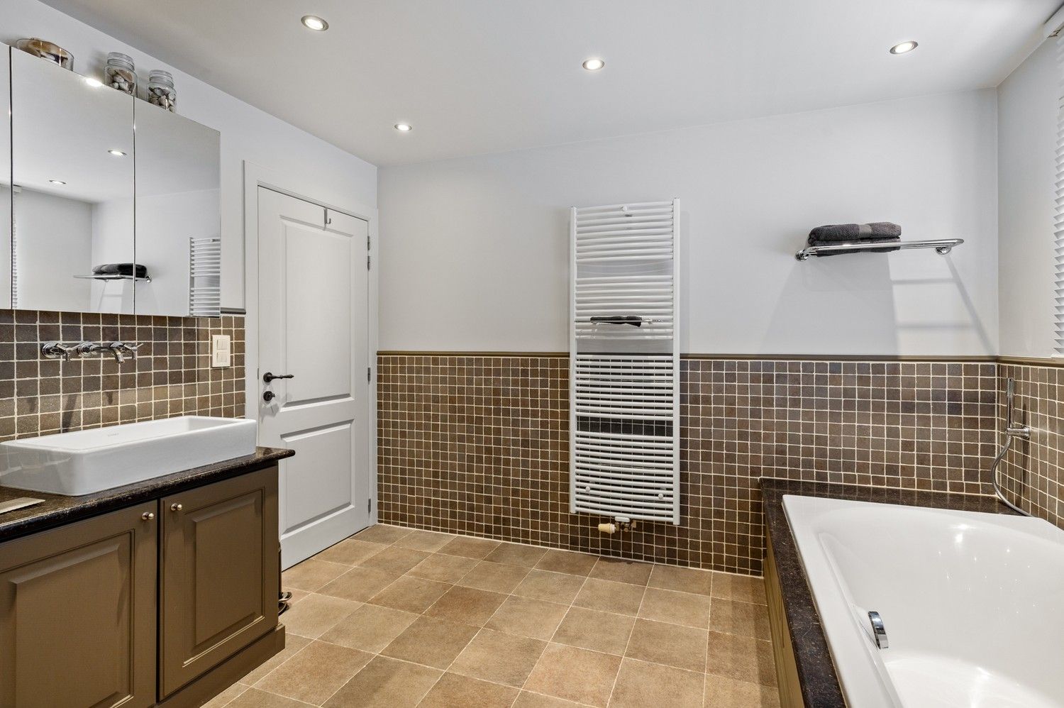 Prachtige woning met 3 ruime slaapkamers, inpandige garage met oprit, tuin & atelier! foto 16