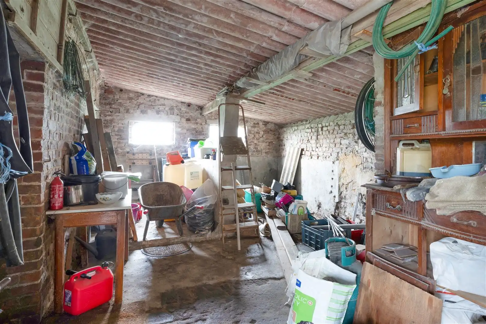 Allenstaande achterliggende te renoveren gezinswoning op 23are40 foto 20