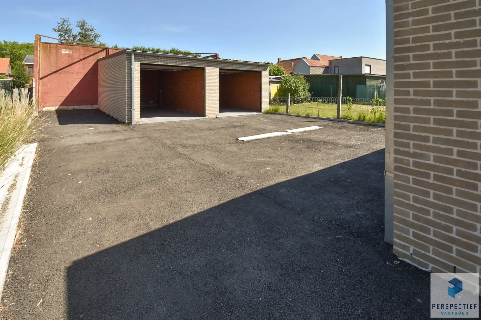 RUIME garagebox met automatische poort foto {{pictureIndex}}