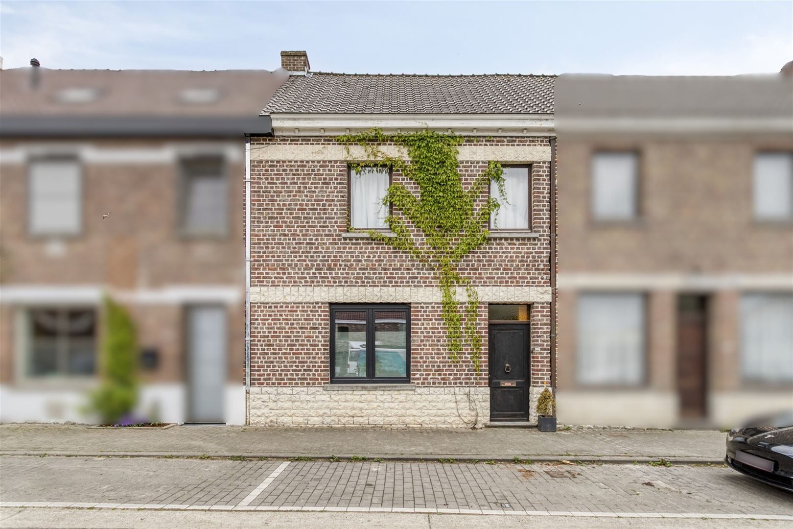 Huis met bijgebouw foto {{pictureIndex}}