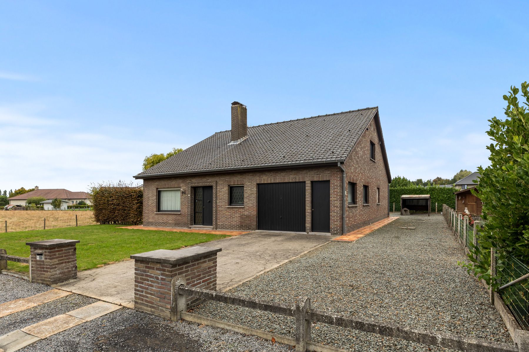Hoofdfoto van de publicatie: Te renoveren woning in een residentiële wijk