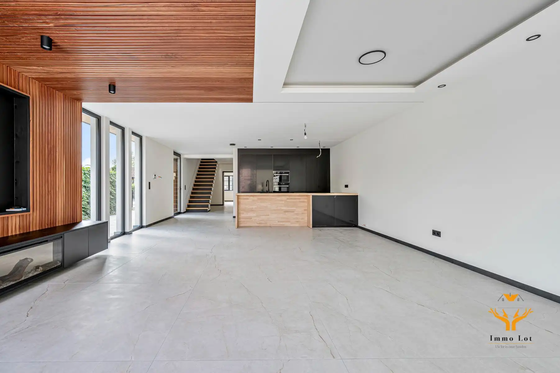 Ruime woning met magazijn  foto 8