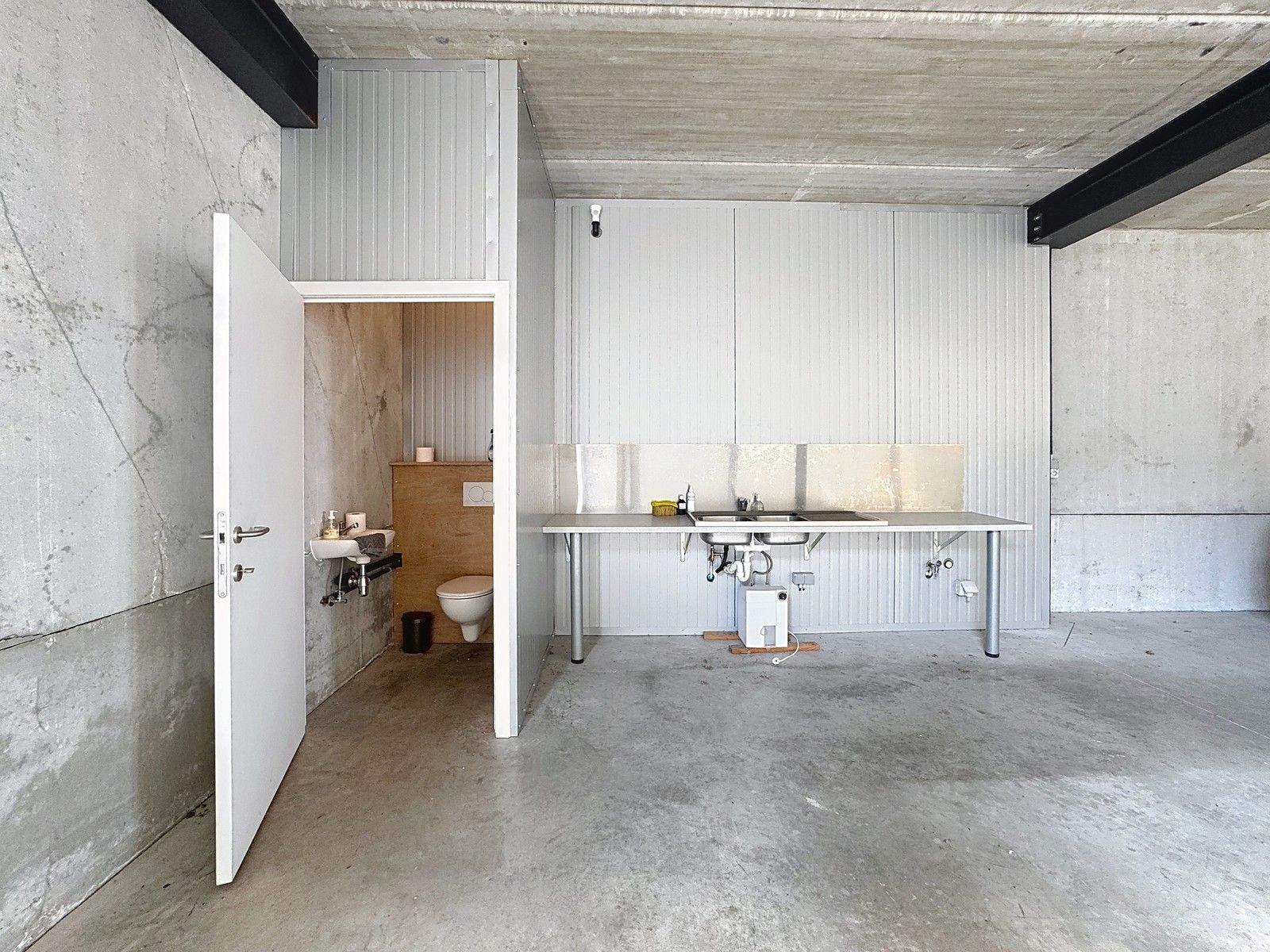 Instapklaar MAGAZIJN (260m²) met kantoor en mezzanine (130m²) te huur op industriezone te Veurne! foto 5