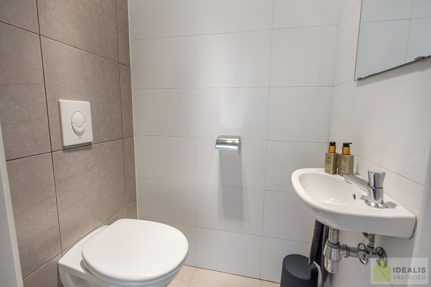 IDEALIS VASTGOED – PERFECT ONDERHOUDEN INSTAPKLAAR APPARTEMENT met een bewoonbare oppervlakte van 91m² bestaande uit een prachtige leefruimte, 2 zeer ruime slaapkamers, een aangenaam terras en ondergrondse parkeerplaats! Het appartement is gelegen in hartje Pelt op wandelafstand van horeca, shopping en openbaar vervoer! foto 24