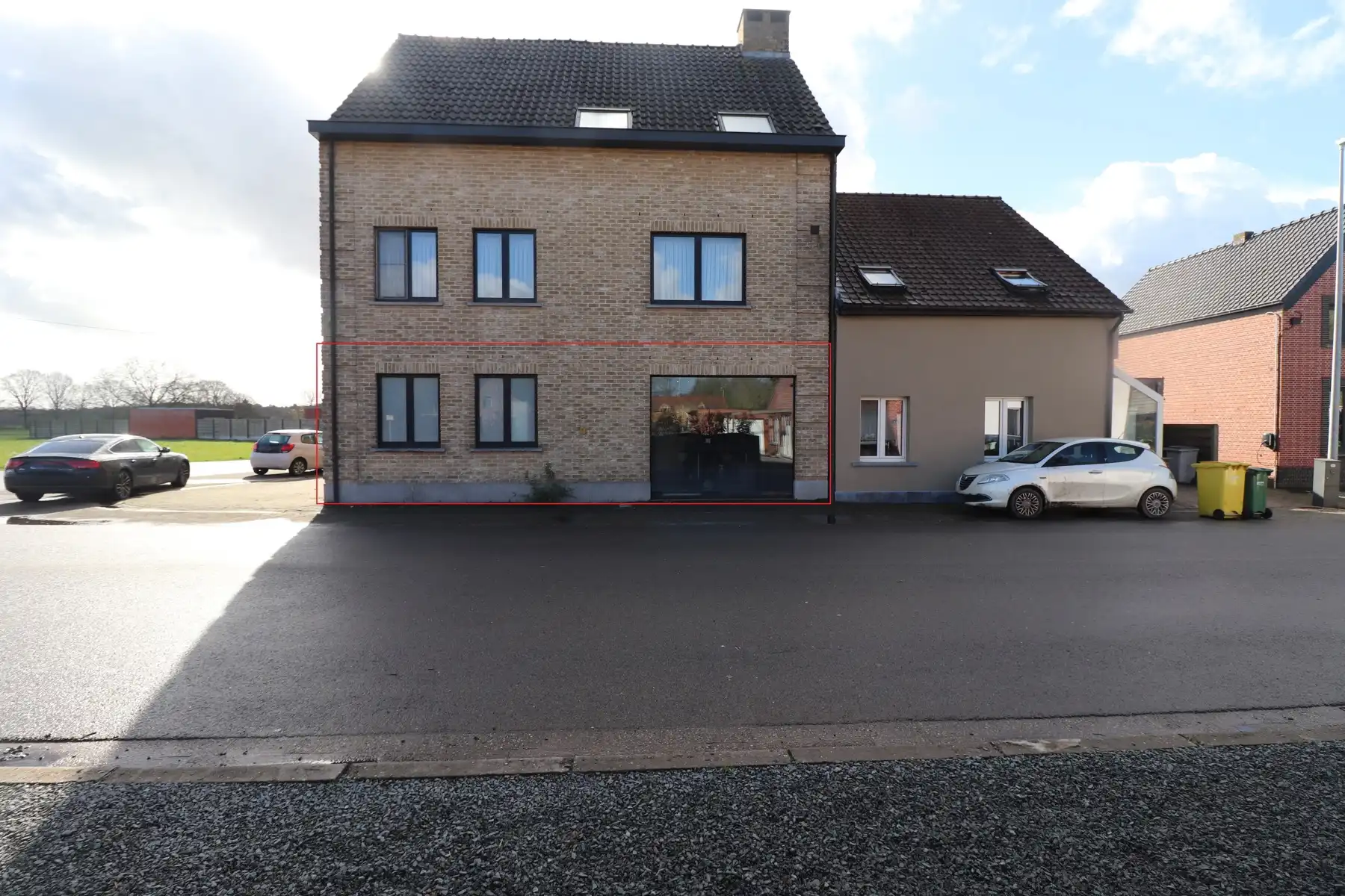 Gelijkvloers appartement met carport en gemeenschappelijke fietsenberging. foto {{pictureIndex}}