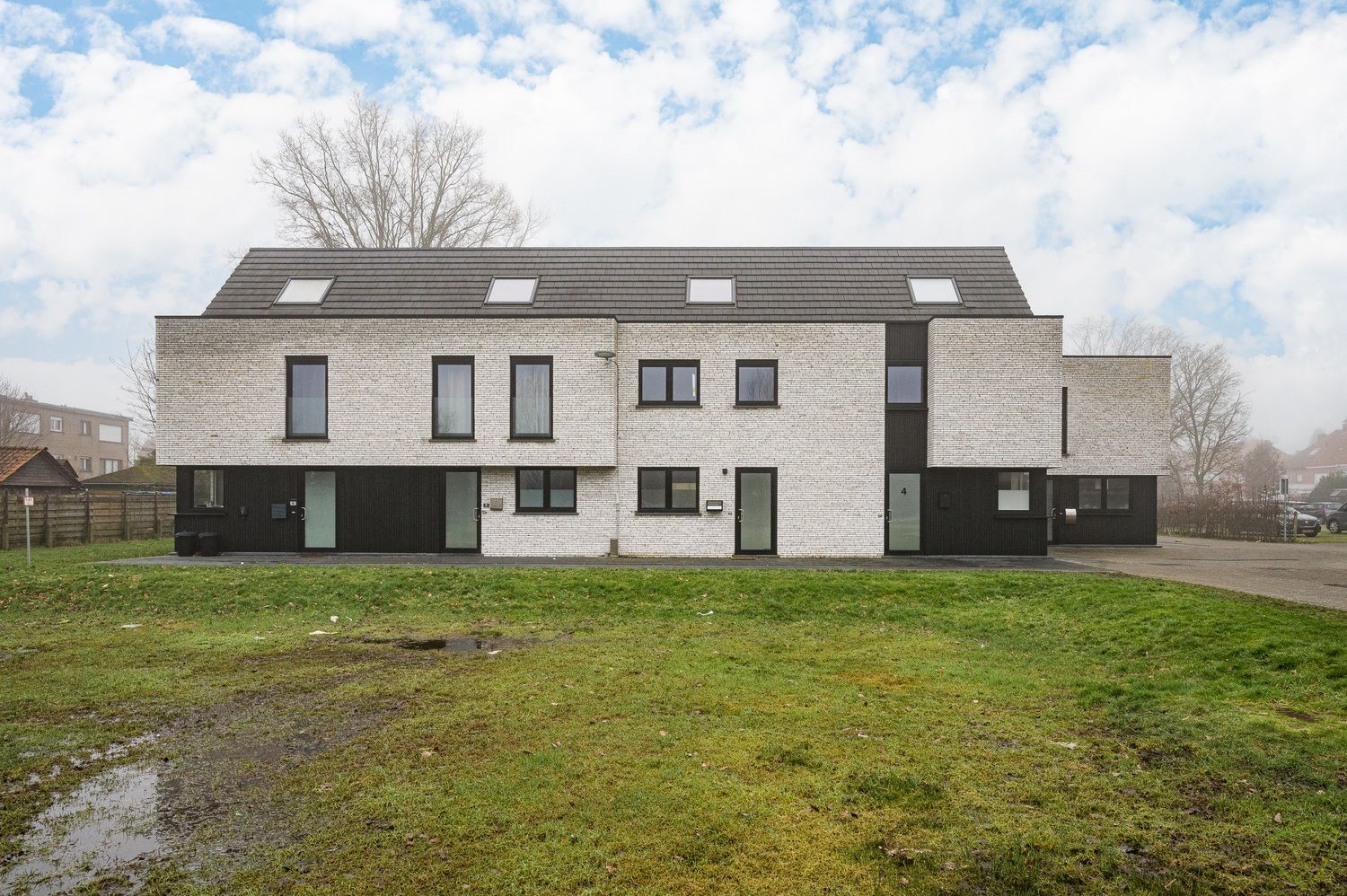 Instapklare BEN-woning met 4 slaapkamers en tuin in rustige verkaveling foto {{pictureIndex}}