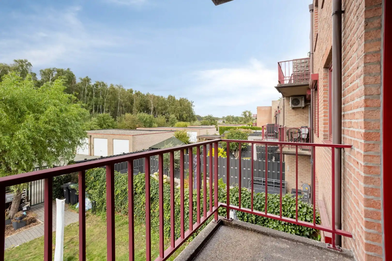 Ruim en goed onderhouden 2 slpk appartement met terras en garage foto 14