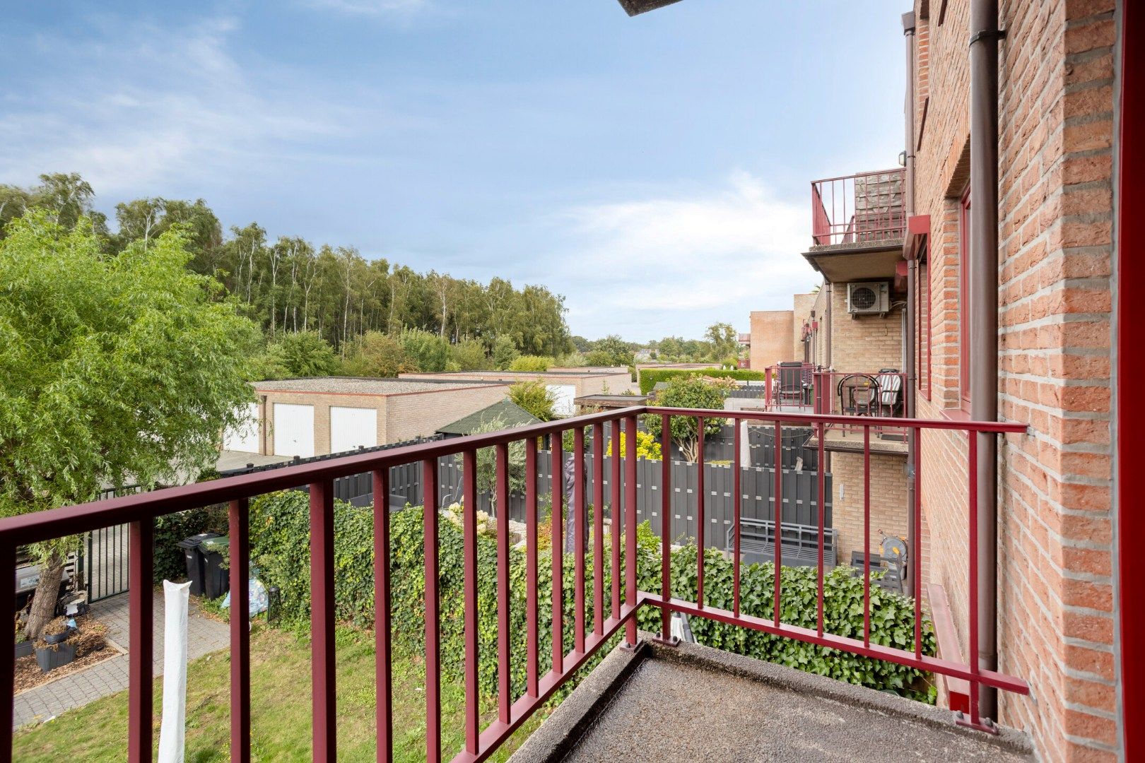 Ruim en goed onderhouden 2 slpk appartement met terras en garage foto 14