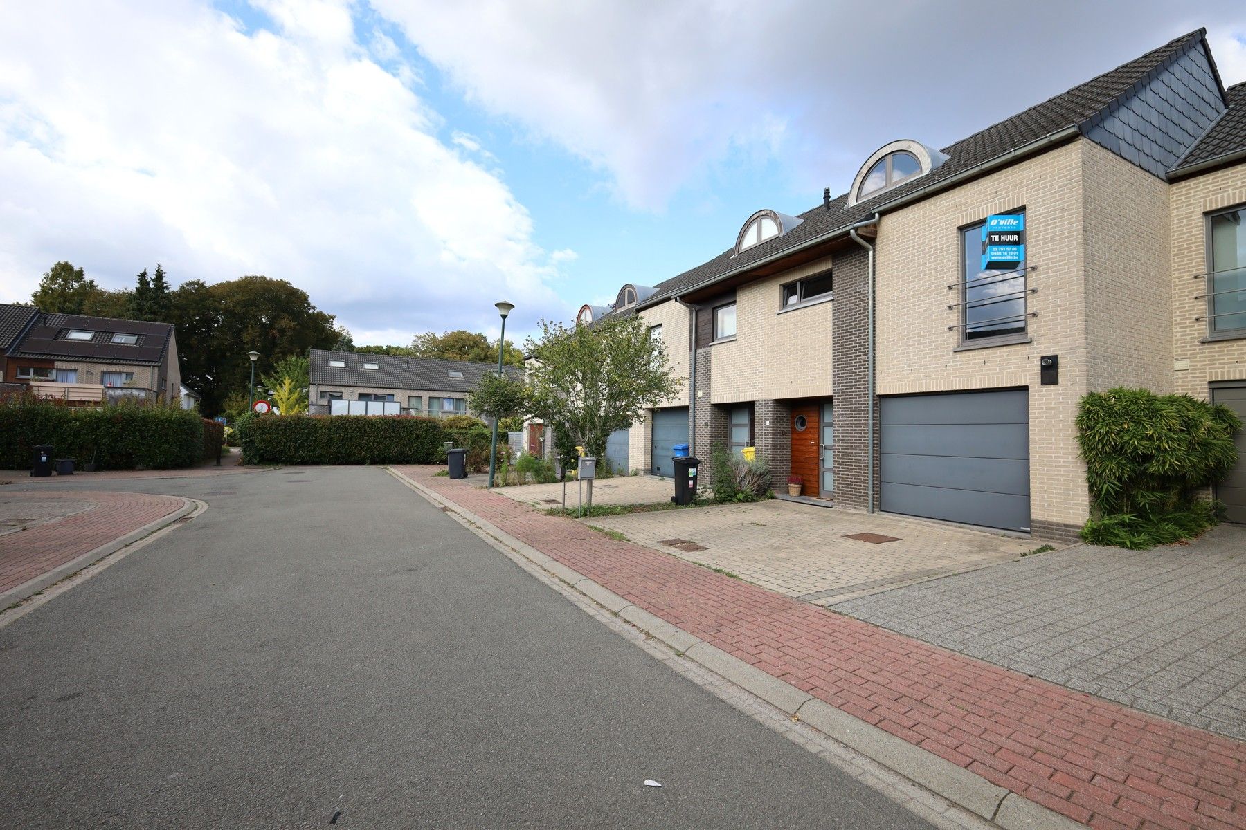 Moderne gezinswoning met tuin en garage, 4,7 km van NATO foto {{pictureIndex}}