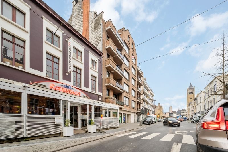 Roeselare-stadskern. Ruim verzorgd appartement van 118m3 met 3 slaapkamers, 2 terrassen, 3de verdieping. Uiterst ruim met zicht op de Grote Markt. TOPPER ! foto 3