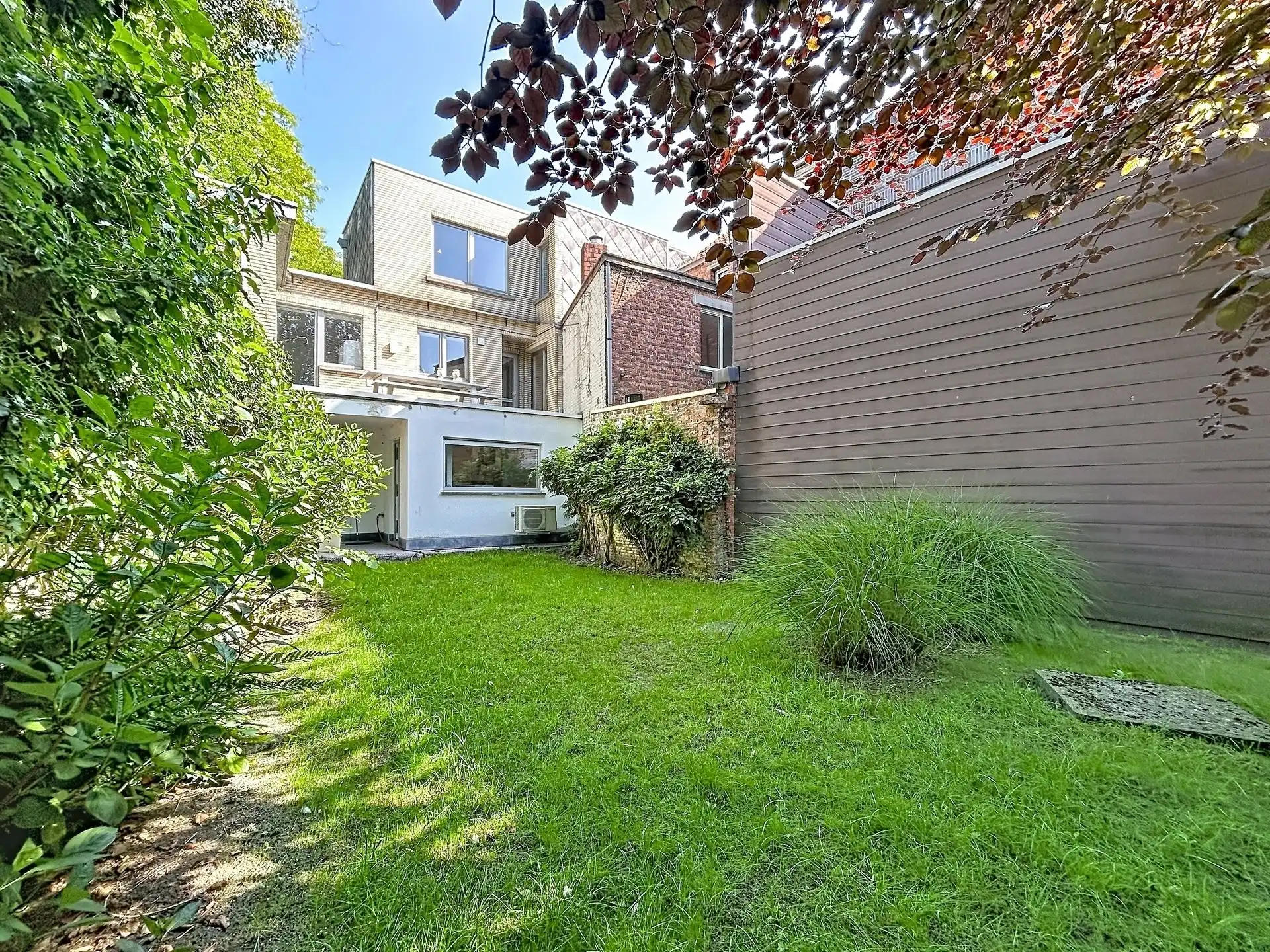 Instapklare ruime woning met 3 slaapkamers met handelsruimte.   foto 3