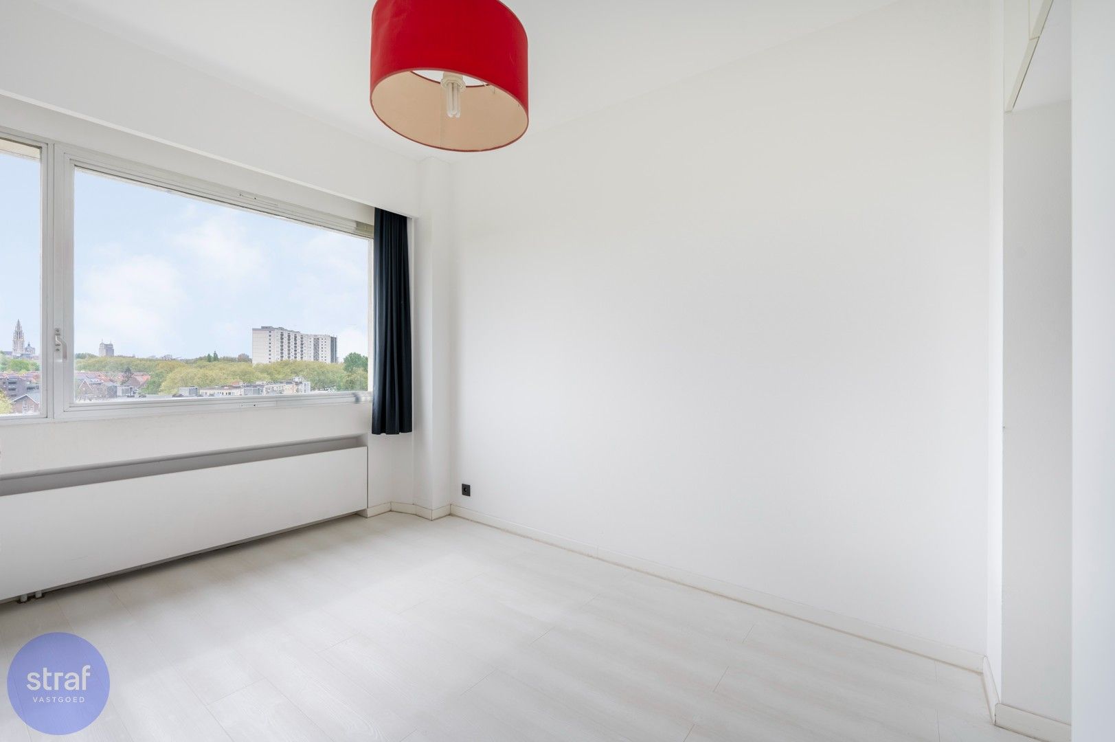 Ruim, lichtrijk appartement in de iconische Riverside Tower foto 11