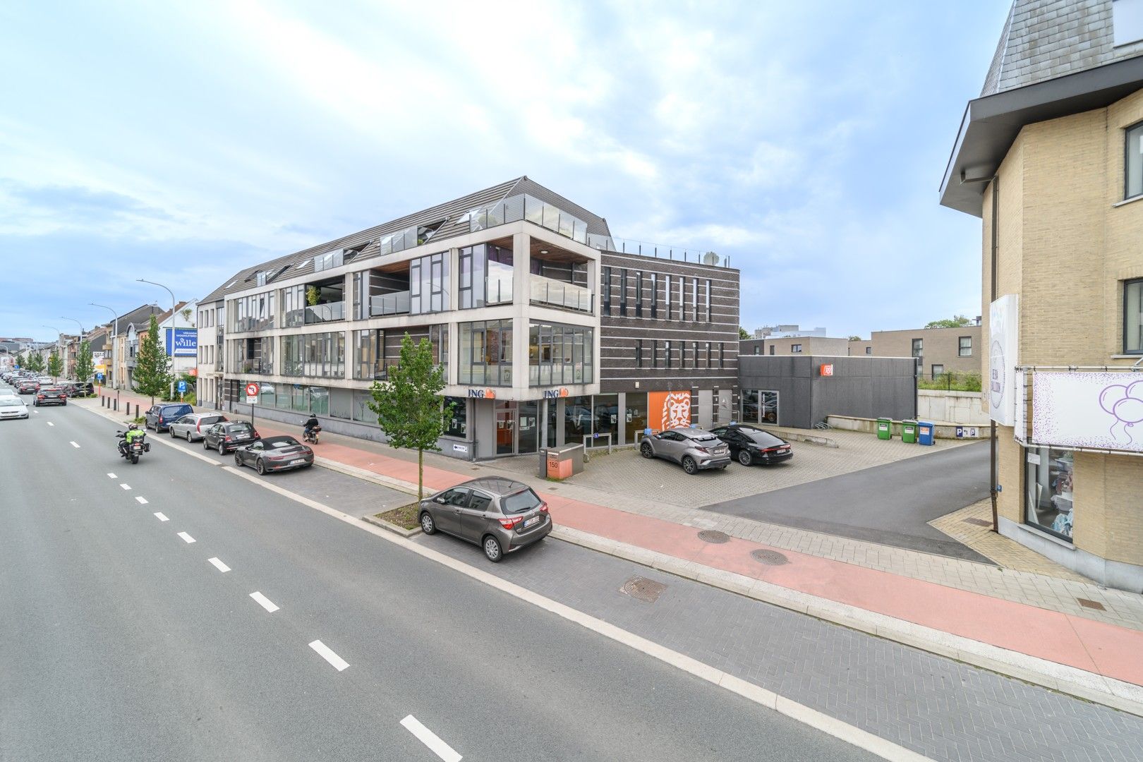 Hedendaagse kantoorruimte te koop nabij centrum Aalst foto {{pictureIndex}}