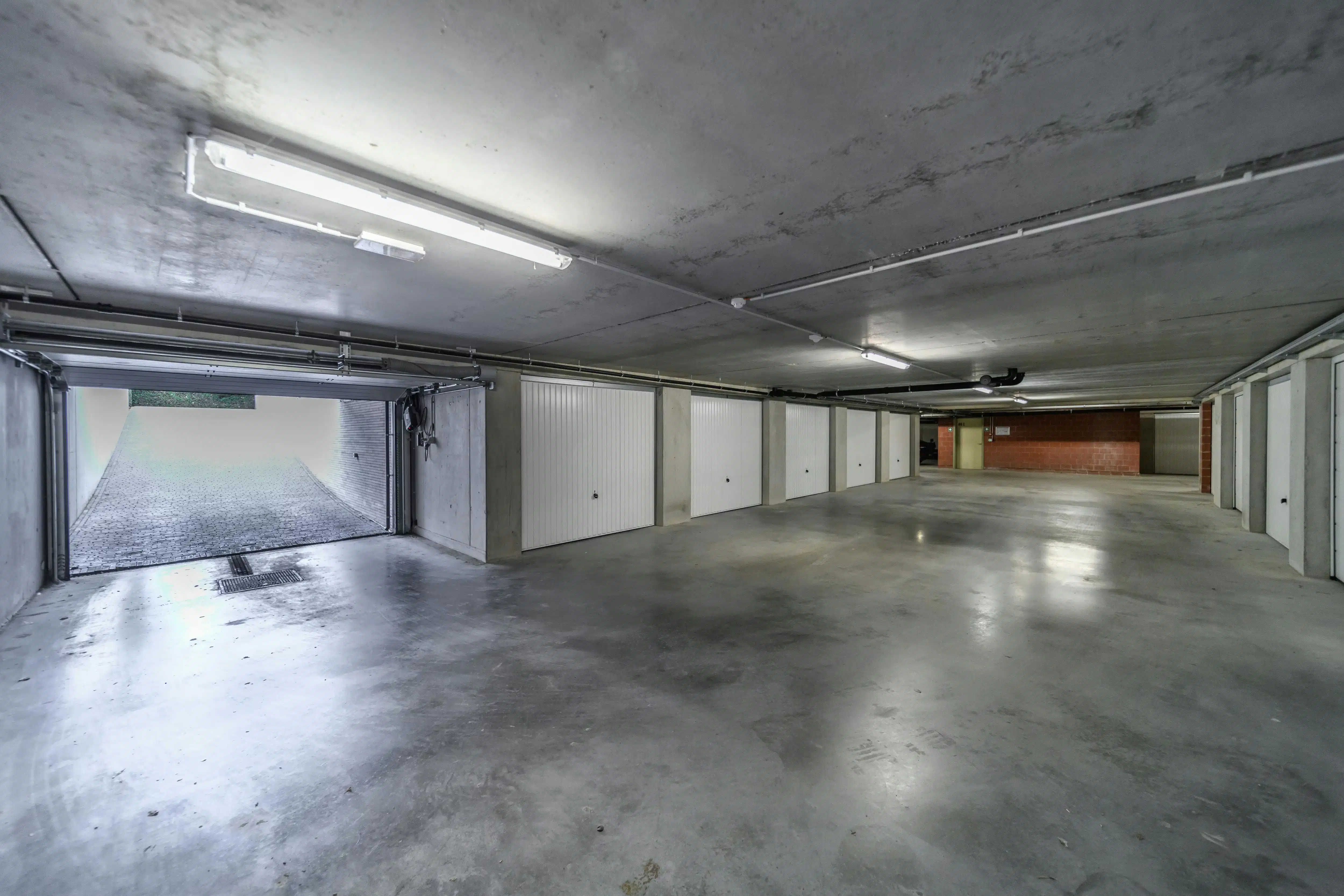 Ondergrondse garagebox te koop nabij het centrum van Veurne. foto 3