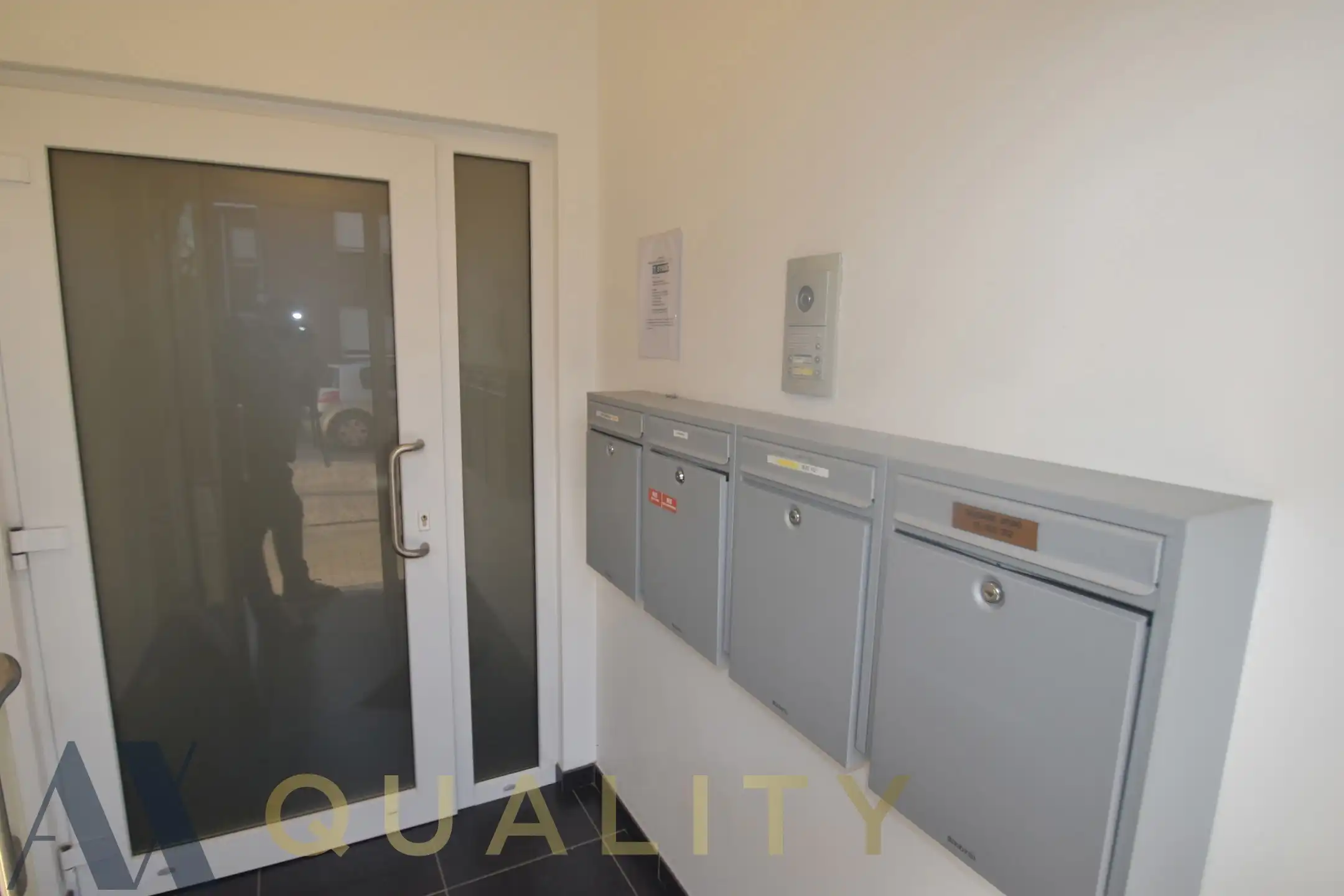 Centr. en rustig gel. energiezuin. 2 slpk.-appt. met terr., staanpl. en berging. Vrij vnf 01/05 foto 32