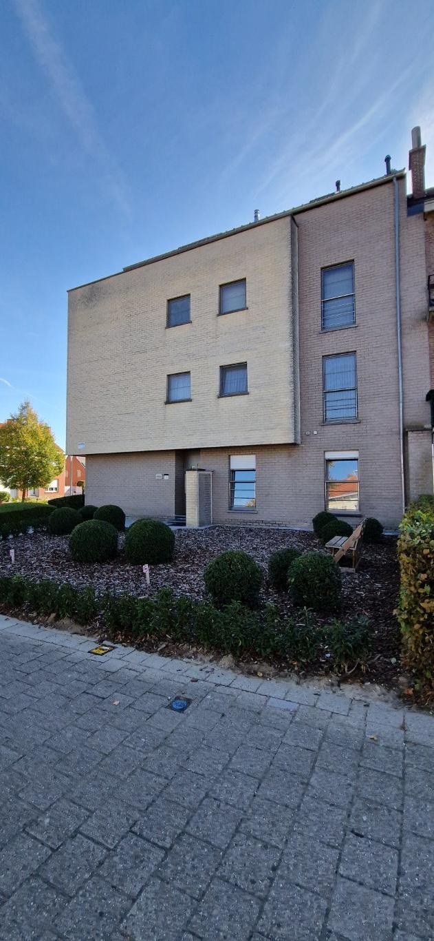 Zonnig APPARTEMENT, hob., 2de.verd., met mooie leefruimten, 2 slpkmrs, aparte kelder en ondergrondse autostaanplaats,  foto {{pictureIndex}}