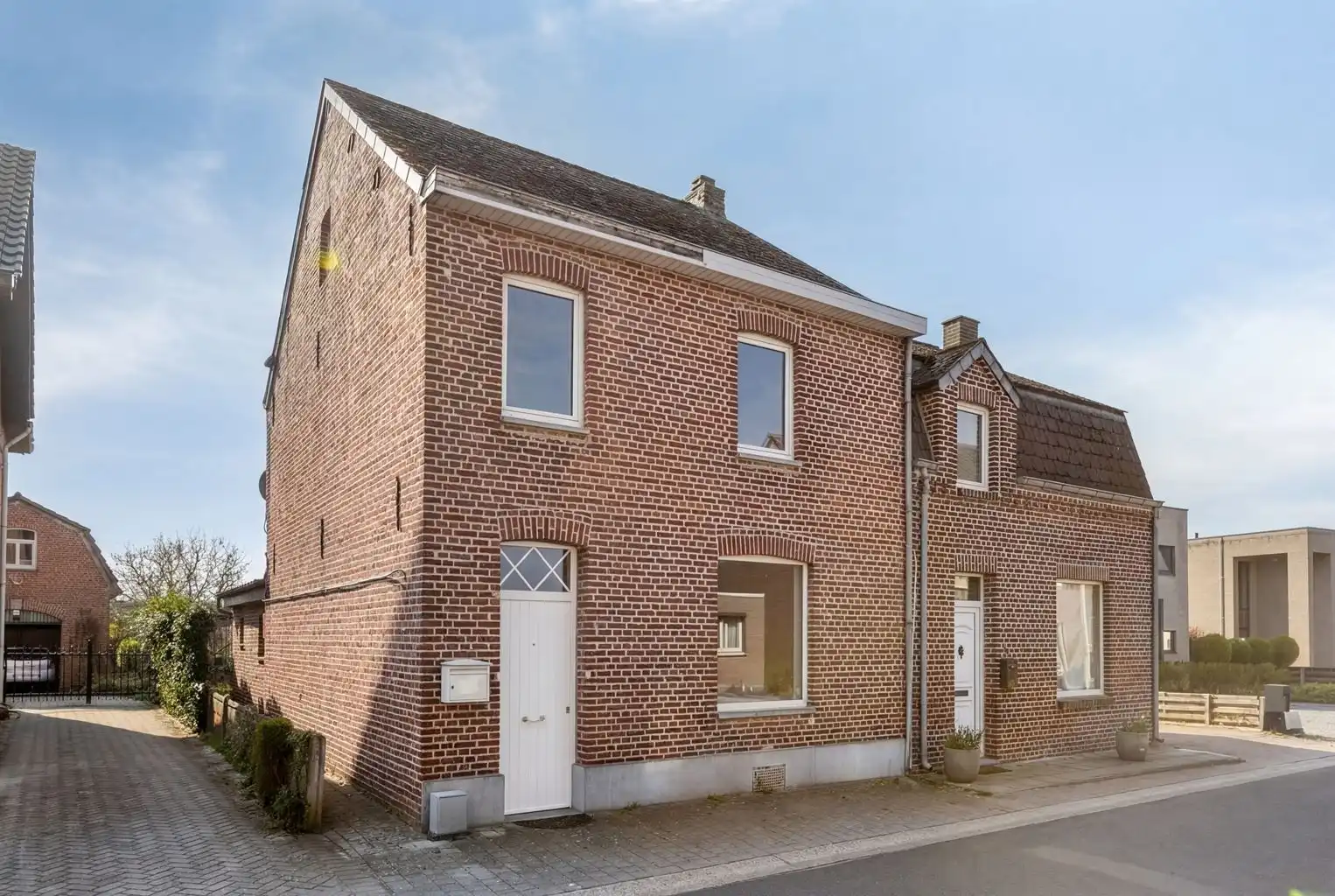 Charmante halfopen bebouwing met 3 slaapkamers, omheinde tuin en zonnepanelen, gunstig gelegen nabij het centrum van Maaseik. foto 30