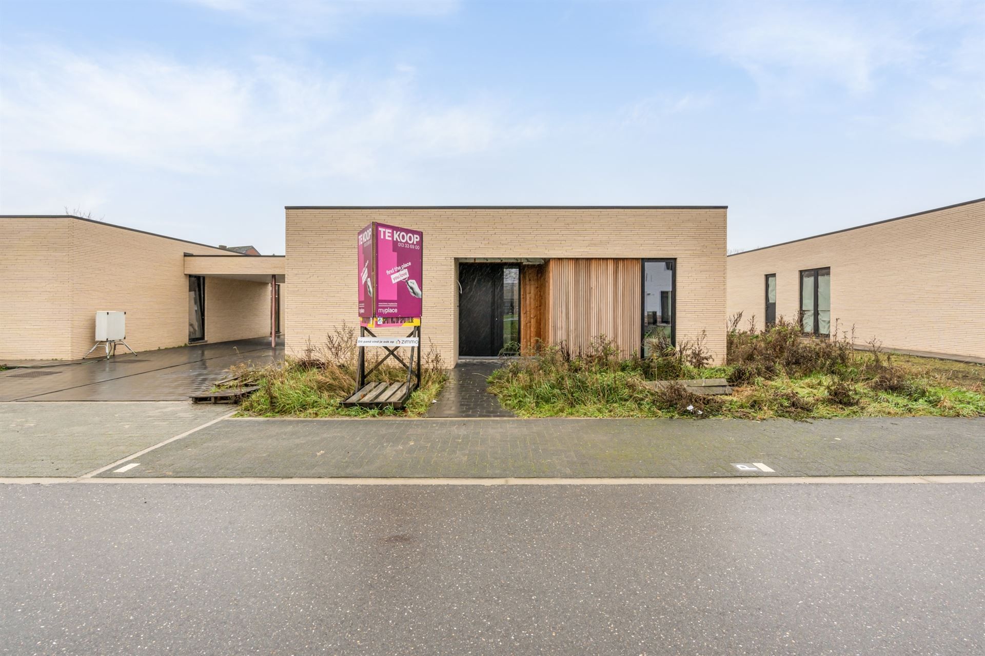 Gelijkvloerse woning met carport en tuin. foto 25