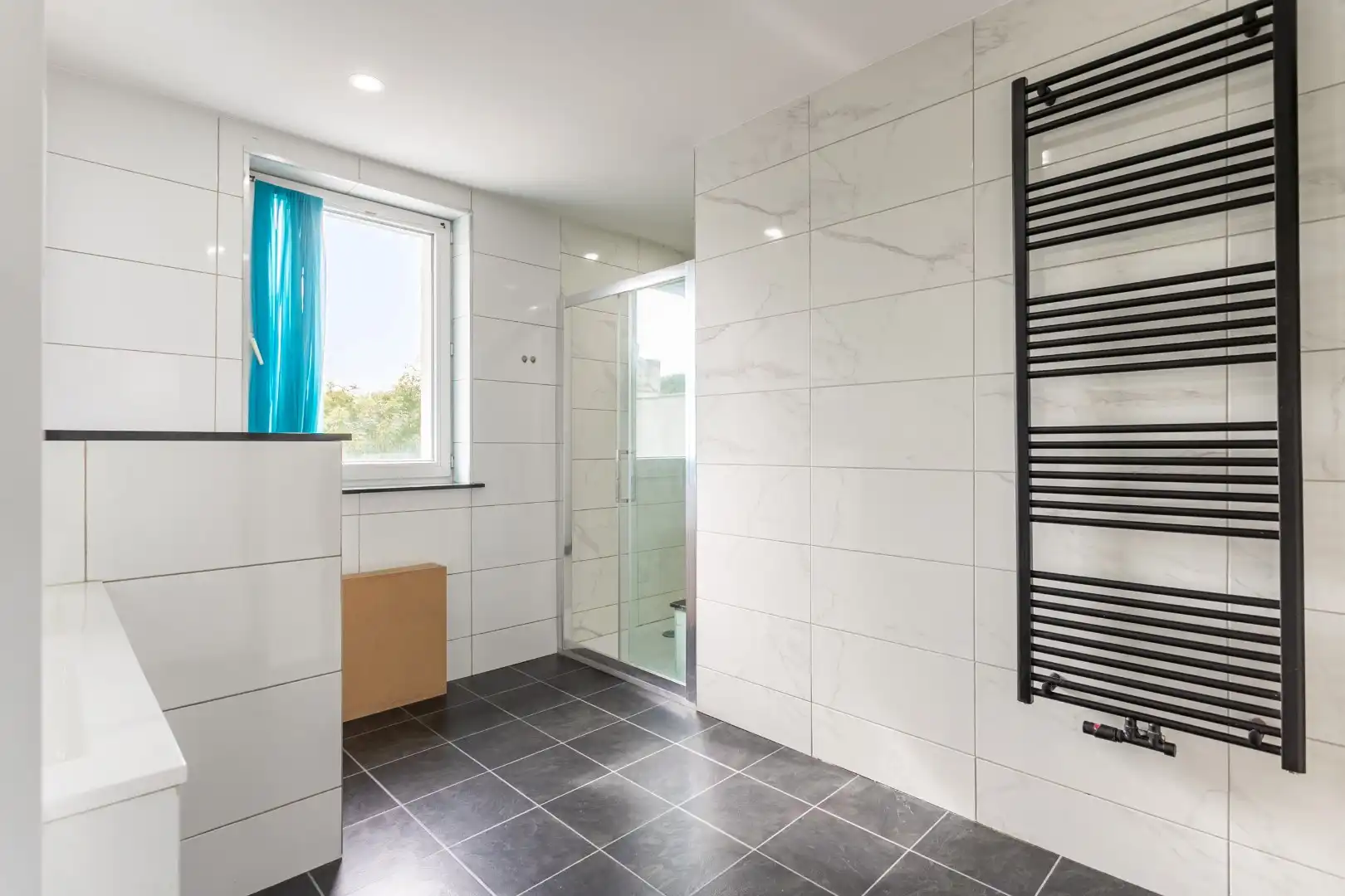 Gerenoveerde woning met 4 slaapkamers en opslagplaats foto 14